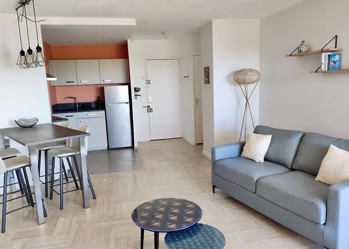 Апартаменты 46 M Nest With Shared Pool *